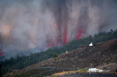 Mount Cumbre Vieja erupts spewing out a column of smoke, ash and lava as seen from Los Llanos de Aridane on the Canary island of La Palma on September 19, 2021. - The Cumbre Vieja volcano erupted on Spain's Canary Islands today spewing out lava, ash and a huge column of smoke after days of increased seismic activity, sparking evacuations of people living nearby, authorities said. Cumbre Vieja straddles a ridge in the south of La Palma island and has erupted twice in the 20th century, first in 1949 then again in 1971. (Photo by DESIREE MARTIN / AFP)Editoria: DISLocal: Los Llanos de AridaneIndexador: DESIREE MARTINSecao: volcanic eruptionFonte: AFPFotógrafo: STR<!-- NICAID(14893361) -->