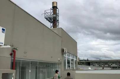 A imagem de fumaça sendo emitida por um crematório no bairro Medianeira, em Porto Alegre, na sexta-feira (19), assustou moradores da região e levantou suspeitas sobre a capacidade deste serviço durante a pandemia da covid-19.O problema, conforme o Angelus Memorial e Crematório e a Fundação Estadual de Proteção Ambiental (Fepam), foi pontual, devido a uma queda de luz, e nada tem relação com a ampliação das cremações.O Rio Grande do Sul tem 13 crematórios. Desde 11 de março, os estabelecimentos tiveram autorização da Fepam para operar com a capacidade máxima dos equipamentos, dentro da margem de segurança do aparelho, e também em horário ampliado.A demanda por cremações teve aumento de 63% em Porto Alegre se comparados os três primeiros meses de 2021 (até 19 de março) com o mesmo período do ano passado, mas com o mês de março completo. <!-- NICAID(14740490) -->