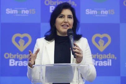 Brazilian former presidential candidate Simone Tebet (MDB) speaks during a press conference to announce her support to Brazilian former President (2003-2010) and candidate for the leftist Workers Party (PT) Luiz Inacio Lula da Silva for the runoff, in Sao Paulo, Brazil, on October 5, 2022. - Brazil's bitterly divisive presidential election will be decided in a runoff on October 30 as incumbent Jair Bolsonaro beat first-round expectations to finish a closer-than-expected second to front-runner Luiz Inacio Lula da Silva in the October 2 first round. (Photo by Miguel Schincariol / AFP)<!-- NICAID(15227599) -->