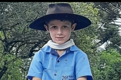 Acervo pessoal / Divulgação Ramiro Antônio Jacques de Castilhos, 10 anos, se recupera em casa, em Farroupilha, após cair de um cavalo na última quinta-feira (4), na abertura do Rodeio Crioulo de São Marcos. O menino sofreu uma perfuração na garganta, ocasionada por parte do cabo do relho. Ele foi internado no Hospital Geral e recebeu alta na tarde de segunda-feira (8).<!-- NICAID(16183585) -->