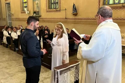 Arquivo pessoal / Arquivo pessoal PORTO ALEGRE, RS, BRASIL - 15/11/2025 - casamento de Caroline Oswald e Fabiel Martins Morrone. A cerimônia ocorreu durante a internação de Caroline, que está há quase 90 dias no hospital e aguarda um segundo transplante de fígado. A jovem morreu em novembro (Foto: Arquivo pessoal/Arquivo pessoal)<!-- NICAID(16168248) -->