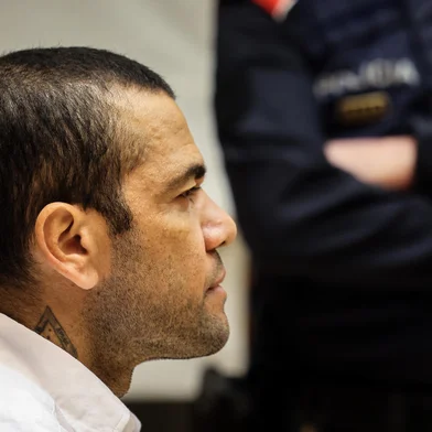 Brazilian footballer Dani Alves looks on at the start of his trial at the High Court of Justice of Catalonia in Barcelona, on February 5, 2024. Brazilian footballer Dani Alves, a former star at Barca and PSG, goes on trial in Barcelona accused of raping a woman in a local nightclub. Prosecutors are asking for a nine-year prison sentence, followed by 10 years of conditional liberty. They are also asking he pay 150,000 euros ($162,000) in compensation to the woman. (Photo by Jordi BORRAS / POOL / AFP)Editoria: SPOLocal: BarcelonaIndexador: JORDI BORRASSecao: soccerFonte: POOLFotógrafo: STR<!-- NICAID(15669827) -->