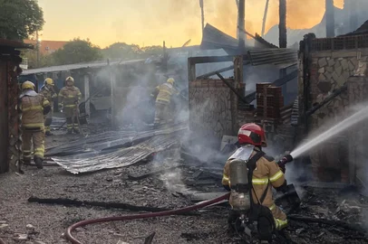 Igor Islabão / Agência RBS Incêndio na Avenida 25 de Julho, em Pelota<!-- NICAID(16179717) -->