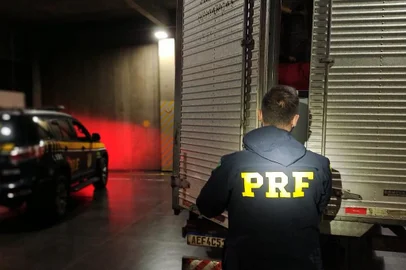 Policiais rodoviários federais  abordaram um caminhão de mudanças com placa de Bela Vista do Caroba (PR) na tarde de quinta-feira (17), na BR-470, em Bento Gonçalves. O veículo transportava 2.500 garrafas de vinho argentino. Nas buscas, os policias encontraram 500 caixas de vinhos escondidas atrás de uma carga.Segundo relato feito à PRF, a carga tinha como destino restaurantes de Caxias do Sul, Canela, Gramado e Porto Alegre.<!-- NICAID(14812183) -->