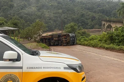 Um caminhão carregado com telhas e madeira tombou na manhã desta quarta-feira (3) depois de não conseguir subir um morro no Km 10 da RS-437 em Vila Flores. O trecho é de estrada de chão. O motorista não se feriu. O veículo permanece tombado e bloqueia de forma total o trânsito nas proximidades do Viaduto Vila Flores, sobre o Rio das Antas. A RS-437 tem sido utilizada por motoristas como alternativa para os períodos em que a BR-470 está bloqueada. A rodovia federal que liga Bento Gonçalves a Veranópolis tem trânsito liberado das 7h às 8h30min e das 16h30min às 18h.<!-- NICAID(15804461) -->