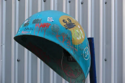 PORTO ALEGRE, RS, BRASIL, 06-08-2025: Orelhões vandalizados. Número de orelhões cai para um terço do que se tinha há cinco anos. Na foto, orelhão ao lado do Palácio da Justiça. Foto: Ronaldo Bernardi/Agência RBS<!-- NICAID(16095359) -->