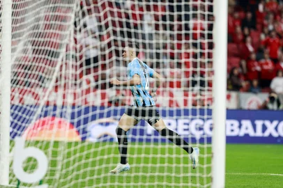 PORTO ALEGRE, RS, BRASIL, 21-09-2025: Em jogo válido pela 24ª rodada do Brasileirão, o Grenal 448 iniciou com uma carga extra de tensão com os dois treinadores ameaçados de perderem seus cargos.  No primeiro turno, o resultado foi 1 a 1 na Arena. Foto: André Ávila/Agência RBSIndexador: Andre Avila<!-- NICAID(16129886) -->