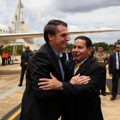 13/02/2019 Presidente da República, Jair Bolsonaro chega na Base Aérea de Brasília (Brasília - DF, 13/02/2019) Presidente da República, Jair Bolsonaro cumprimenta o Vice-Presidente da República, Hamilton Mourão.Foto: Marcos Corrêa/PR<!-- NICAID(13956338) -->