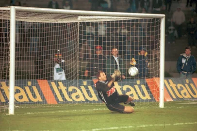 Caxias campeão gaúcho 2000. Na foto, Grêmio x Caxias, final do Gauchão 2000. BD 21/06/2000cotato: 50436<!-- NICAID(4935612) -->