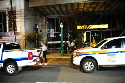 CAXIAS DO SUL, RS, BRASIL, 26/02/2024. Operação da prefeitura para retirar pessoas em situação de rua. Moradores de rua no centro de Caxias do Sul. (Porthus Junior/Agência RBS)<!-- NICAID(15690395) -->