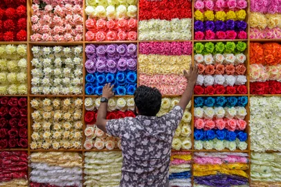 A vendor arranges plastic flowers at his shop in Colombo on February 14, 2023. - Sri Lanka will ban single-use plastics, the government said on February 14, in a move that follows a series of wild elephant and deer deaths from plastic poisoning. (Photo by Ishara S. Kodikara / AFP)Editoria: ENVLocal: ColomboIndexador: ISHARA S. KODIKARASecao: synthetic and plasticFonte: AFPFotógrafo: STR<!-- NICAID(15348949) -->