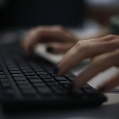 PORTO ALEGRE, RS, BRASIL,  30/11/2021- Imagens de pessoas digitando, para matérias relacionadas ao acesso à internet. Foto: Lauro Alves  / Agencia RBS<!-- NICAID(14954600) -->