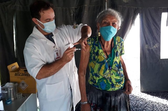 Arsélia Gomes da Silva , 86 anos , que vive na Restinga, recebeu a vacina CoronaVac em posto de vacinação da região onde mora. Pandemia , coronavírus , vacinação , vacinação na periferia<!-- NICAID(14734099) -->