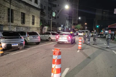 Fiscalização de trânsito flagra 25 motoristas embriagados no largo da Estação Férrea, em Caxias do Sul <!-- NICAID(16064917) -->
