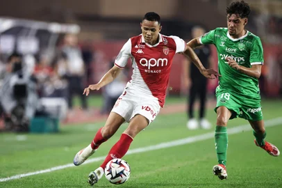 Monaco's Brazilian defender #02 Vanderson (L) fights for the ball with Saint Etienne's French forward #18 Mathieu Cafaro (R) during the French L1 football match between AS Monaco and AS Saint-Etienne at the Louis II Stadium in the Principality of Monaco on August 17, 2024. (Photo by Valery HACHE / AFP)Editoria: SPOLocal: MonacoIndexador: VALERY HACHESecao: soccerFonte: AFPFotógrafo: STF<!-- NICAID(15843664) -->