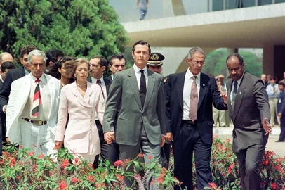 Collor e Rosane deixam o Palácio do Planalto.#envelpe: 120532<!-- NICAID(8648005) -->