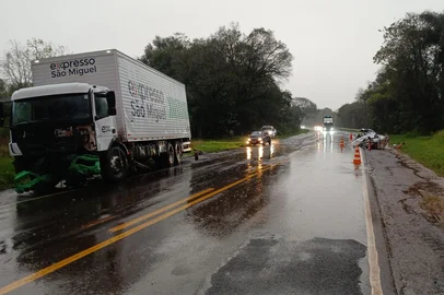 Mulher morre após colisão frontal entre carro e caminhão na BR-285, em Entre-Ijuís<!-- NICAID(16344530) -->
