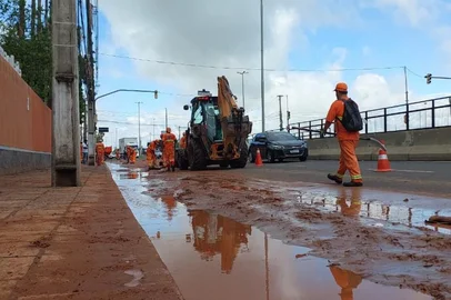 Chuva causa acúmulo de barro na Avenida Padre Cacique<!-- NICAID(15935768) -->