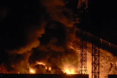 Picture of fire at Fuerte Tiuna, Venezuela's largest military complex, after a series of explosions in Caracas on January 3, 2026. Loud explosions, accompanied by sounds resembling aircraft flyovers, were heard in Caracas around 2:00 am (0600 GMT) on January 3, an AFP journalist reported. The explosions come as US President Donald Trump, who has deployed a navy task force to the Caribbean, raised the possibility of ground strikes against Venezuela. (Photo by Luis JAIMES / AFP)Editoria: WARLocal: CaracasIndexador: LUIS JAIMESSecao: conflict (general)Fonte: AFPFotógrafo: STF<!-- NICAID(16197221) -->