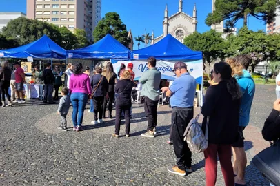 No primeiro Dia D de vacinação contra a gripe em Caxias do Sul, 3.075 pessoas receberam o imunizante na Praça Dante Alighieri e em outras 13 Unidades Básicas de Saúde (UBS).<!-- NICAID(16025233) -->