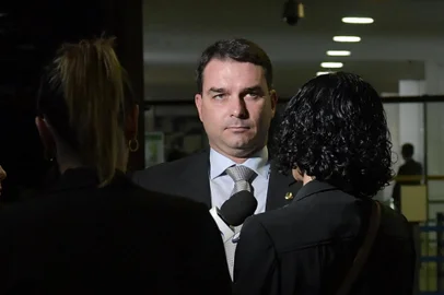 Senador Flávio Bolsonaro concede entrevista.  Foto: Marcos Brandão/Agência Senado<!-- NICAID(14721869) -->