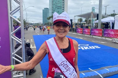 Geny Mascarello emociona o público ao completar a 40ª Maratona de Porto Alegre aos 70 anos<!-- NICAID(16054971) -->
