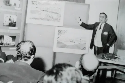 Intral completa 75 anos em 21 de janeiro de 2025. Foi fundada em 21 de janeiro de 1950. Legenda:Final dos anos 1960: o ex-diretor Guido D’Arrigo mostrando o projeto das novas instalações da Intral no bairro Kayser. À esquerda, os primeiros endereços da empresa.<!-- NICAID(15957574) -->