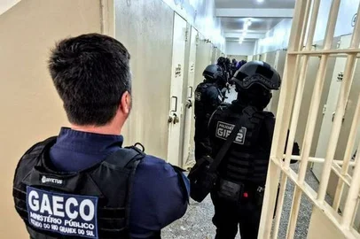 Ministério Público / Divulgação O Ministério Público denunciou 17 suspeitos de facilitar a entrada de objetos ilícitos no sistema prisional do Rio Grande do Sul. O grupo havia sido alvo da Operação Madrinha, deflagrada em dezembro de 2025 em São Luiz Gonzaga, Ijuí e Santiago. Entre os denunciados há três policiais penais.<!-- NICAID(16205195) -->