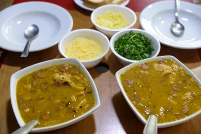 Porto Alegre, RS, Brasil – No Restaurante Boka Loka, Arley Paulette prepara o tradicional mocotó, combinando técnica e tradição em uma receita que atravessa gerações. Na imagem, o prato típico da culinária gaúcha é elaborado com ingredientes selecionados e atenção aos detalhes. Ícone da cozinha popular do Sul, o mocotó segue como uma das opções mais procuradas nos dias frios da capital.Indexador: jeff botega<!-- NICAID(16083272) -->
