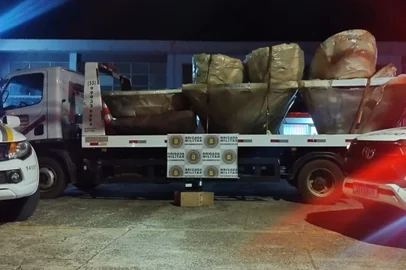 Polícia busca grupo que sequestrou motorista e roubou carga com banheiras em Cruz Alta<!-- NICAID(15900288) -->