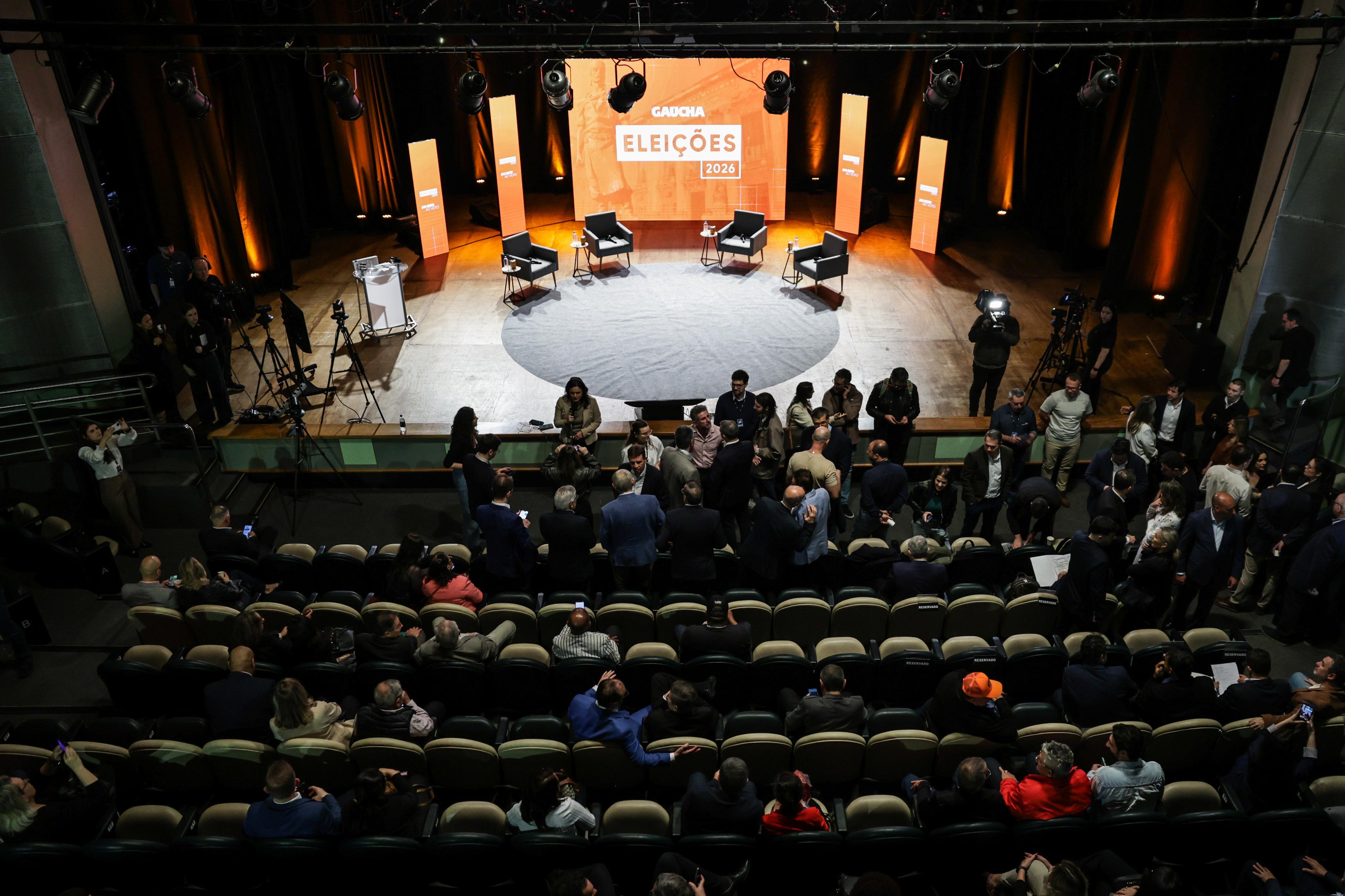 Debate ao vivo põe candidatos ao governo em xeque
