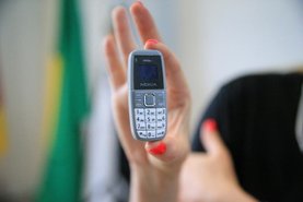 CANOAS, RS, BRASIL - 07/12/2023 - Desencadeada uma operação no sistema prisional de Canoas, que rastreia celulares dentro do presídio da cidade. Apesar de fortes esquemas de segurança, aparelhos minúsculos, como o celular que está na imagem, acabam passando ilesos pelas mais variadas fiscalizações. FOTO: RONALDO BERNARDI, AGÊNCIA RBS<!-- NICAID(15619086) -->