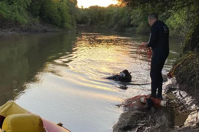 O corpo de um adolescente de 16 anos que se afogou no Rio dos Sinos foi encontrado por volta das 7h desta quinta-feira (16) pelo Corpo de Bombeiros, em Taquara, no Vale do Paranhana. O jovem estava desaparecido desde a tarde de segunda-feira (13).<!-- NICAID(16147769) -->