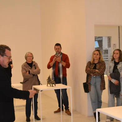 O escultor Mario Cladera, de nacionalidade alemã-uruguaia estará em Caxias do Sul, no dia 09 de maio, às 19h30min, para uma palestra na Galeria de Artes do Centro Municipal de Cultura Dr. Henrique Ordovás Filho, apresentando uma breve história da fundição artística e uma explanação das técnicas e processos junto a sua exposição "Horto de díspares criaturas" que fica  em cartaz até o dia 14 de maio. <!-- NICAID(15411477) -->