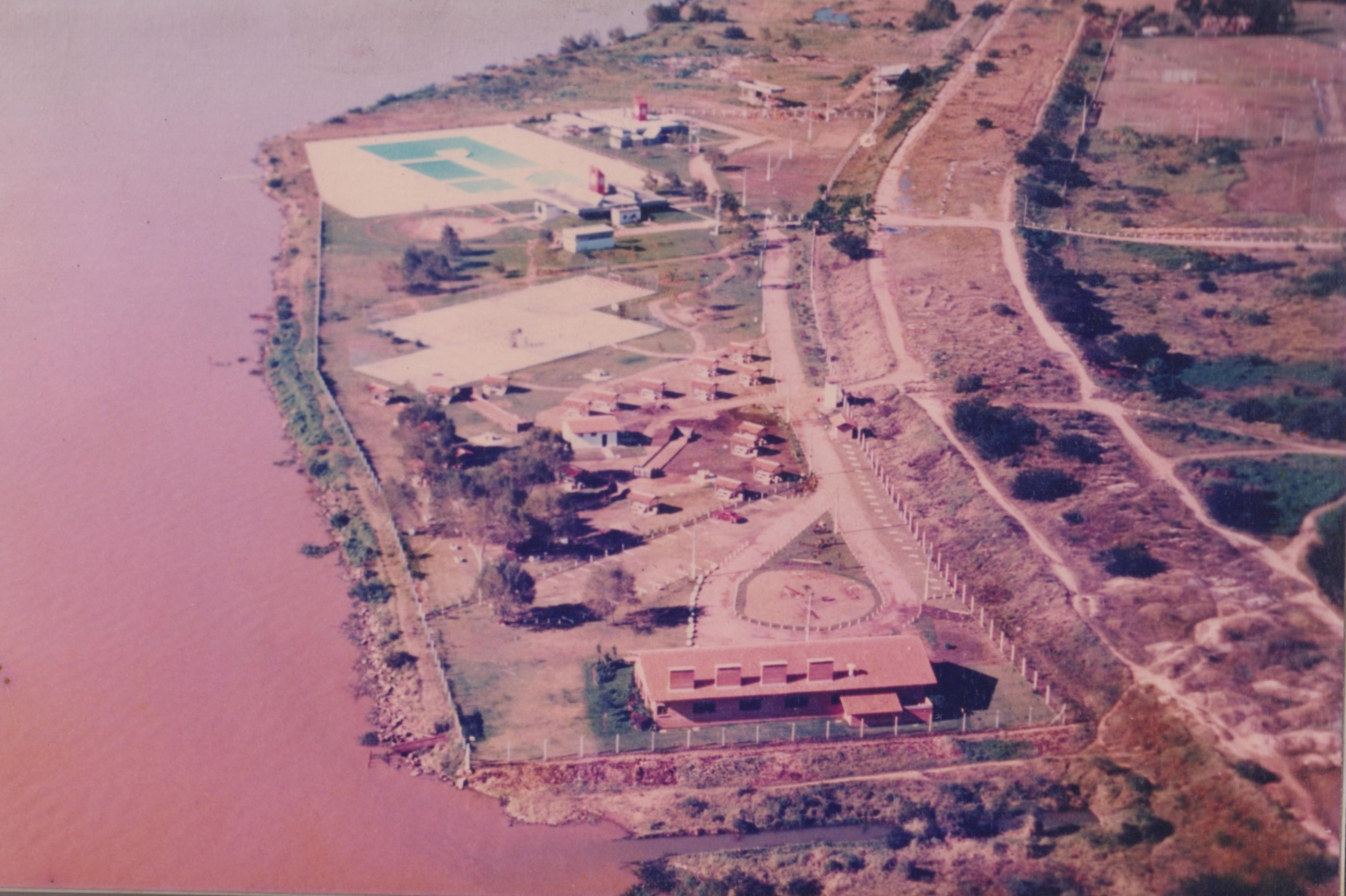 Na beira do Gua&iacute;ba, veja o Parque Gigante na d&eacute;cada de 1980
