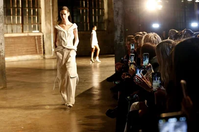 NEW YORK, NEW YORK - FEBRUARY 14: A view from the front row for Dion Lee show during New York Fashion Week at The BOX Factory on February 14, 2022 in New York City.   Dominik Bindl/Getty Images/AFP (Photo by Dominik Bindl / GETTY IMAGES NORTH AMERICA / Getty Images via AFP)<!-- NICAID(15020657) -->