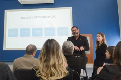 O prefeito Adiló Didomenico entrega nesta sexta-feira (28/07) à Câmara de Vereadores o projeto da Lei de Diretrizes Orçamentárias (LDO) para o exercício de 2024. A peça apresenta previsão de equilíbrio, com receitas e despesas estimadas em pouco mais de R$ 3 bilhões.Na foto, de pé, da esquerda para a direita: Gilmar Santa Catharina, Cristiano Becker da Silva e Caline Della Valle<!-- NICAID(15499511) -->