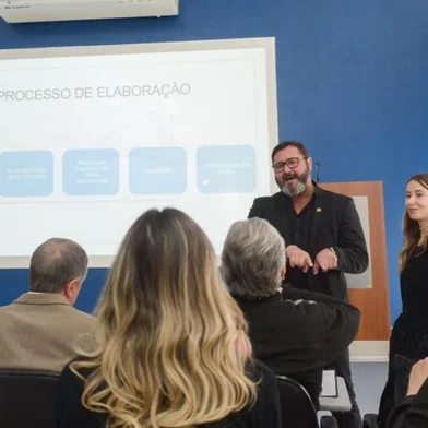 O prefeito Adiló Didomenico entrega nesta sexta-feira (28/07) à Câmara de Vereadores o projeto da Lei de Diretrizes Orçamentárias (LDO) para o exercício de 2024. A peça apresenta previsão de equilíbrio, com receitas e despesas estimadas em pouco mais de R$ 3 bilhões.Na foto, de pé, da esquerda para a direita: Gilmar Santa Catharina, Cristiano Becker da Silva e Caline Della Valle<!-- NICAID(15499511) -->