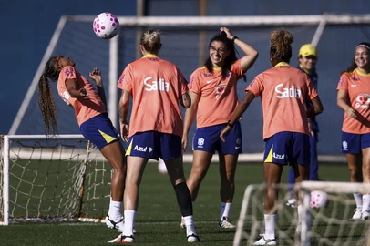 PORTO ALEGRE, RS, BRASIL, 07-10-2026: A Seleção Brasileira Feminina treina no CT Luiz Carvalho, na tarde de quarta (07). É a segunda atividade da equipe que enfrenta a Argentina em jogo amistoso, no próximo sábado (10), no Estádio Beira-Rio. Foto: Bruno Todeschini/Grupo RBS<!-- NICAID(16382526) -->