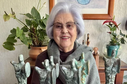 Maria Carpi ganha o prêmio Açorianos pela quinta vez.<!-- NICAID(16283614) -->