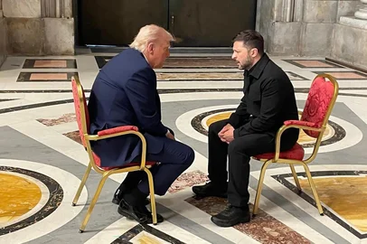 275 / 5,000Nesta fotografia tirada e divulgada pelo Serviço de Imprensa Presidencial Ucraniano em 26 de abril de 2025, o presidente da Ucrânia, Volodymyr Zelensky, se encontra com o presidente dos EUA, Donald Trump, à margem do funeral do Papa Francisco na Basílica de São Pedro, no Vaticano.<!-- NICAID(16025365) -->