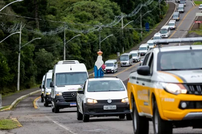 CAXIAS DO SUL, RS, BRASIL, 13/04/2024. Veja como foi a primeira pré-romaria de vans e micro-ônibus ao Santuário de Caravaggio, em Farroupilha. (Neimar de Cesero/Agência RBS)<!-- NICAID(15734282) -->