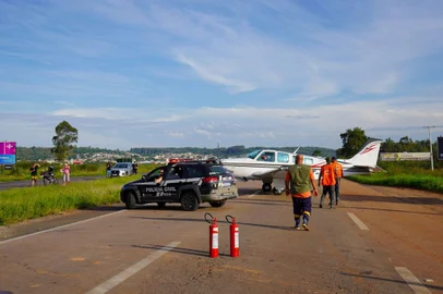 Avião particular pousa na BR-116 para entregar doações em Guaíba<!-- NICAID(15757938) -->
