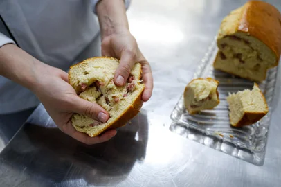 PORTO ALEGRE, RS, BRASIL, 18.08.2023: Apaixonada por pães desde que era criança, assistente administrativa Natália Scherer Pohlmann, 24 anos, chegou a fazer um curso de panificação e mantém um perfil no Instagram em que vende suas preparações. Aos leitores do DG, ela vai ensinar um pão de leite recheado com linguiça. Foto: Camila Hermes/Agencia RBS<!-- NICAID(15515376) -->