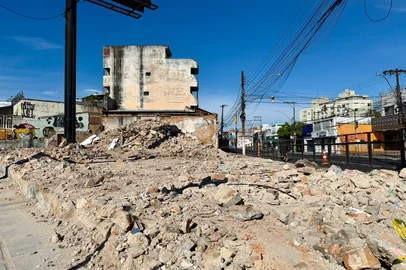Jocimar Farina / Agência RBS Casarão é demolido na Avenida da Azenha