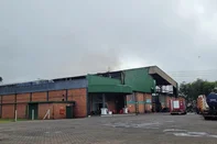 Após mais de 24 horas, bombeiros seguem no combate a incêndio em empresa de Farroupilha.<!-- NICAID(16187485) -->