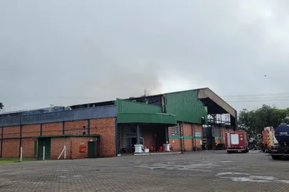 Pablo Ribeiro / Divulgação Após mais de 24 horas, bombeiros seguem no combate a incêndio em empresa de Farroupilha.<!-- NICAID(16187485) -->