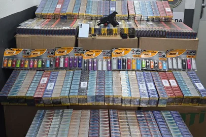 Três homens, de 35, 36 e 39 anos, que não tiveram as identidades divulgadas pela polícia, foram presos em flagrante com 8.495 maços de cigarros roubados em Caxias do Sul. O trio foi detido na tarde desta terça-feira (20), no distrito de Vila Seca.<!-- NICAID(15845488) -->