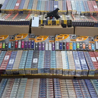 Três homens, de 35, 36 e 39 anos, que não tiveram as identidades divulgadas pela polícia, foram presos em flagrante com 8.495 maços de cigarros roubados em Caxias do Sul. O trio foi detido na tarde desta terça-feira (20), no distrito de Vila Seca.<!-- NICAID(15845488) -->