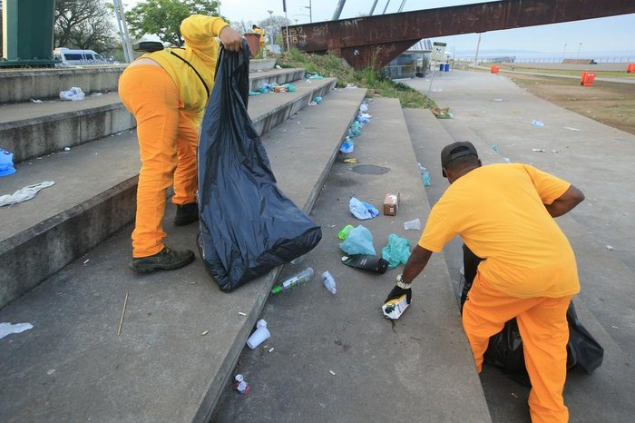 Garis começaram a trabalhar na retirada do lixo na manhã desta segunda-feira